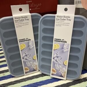 Room Essentials Silicone Water Bottle Ice Cube Tray with Lid 7 slots, set of 2